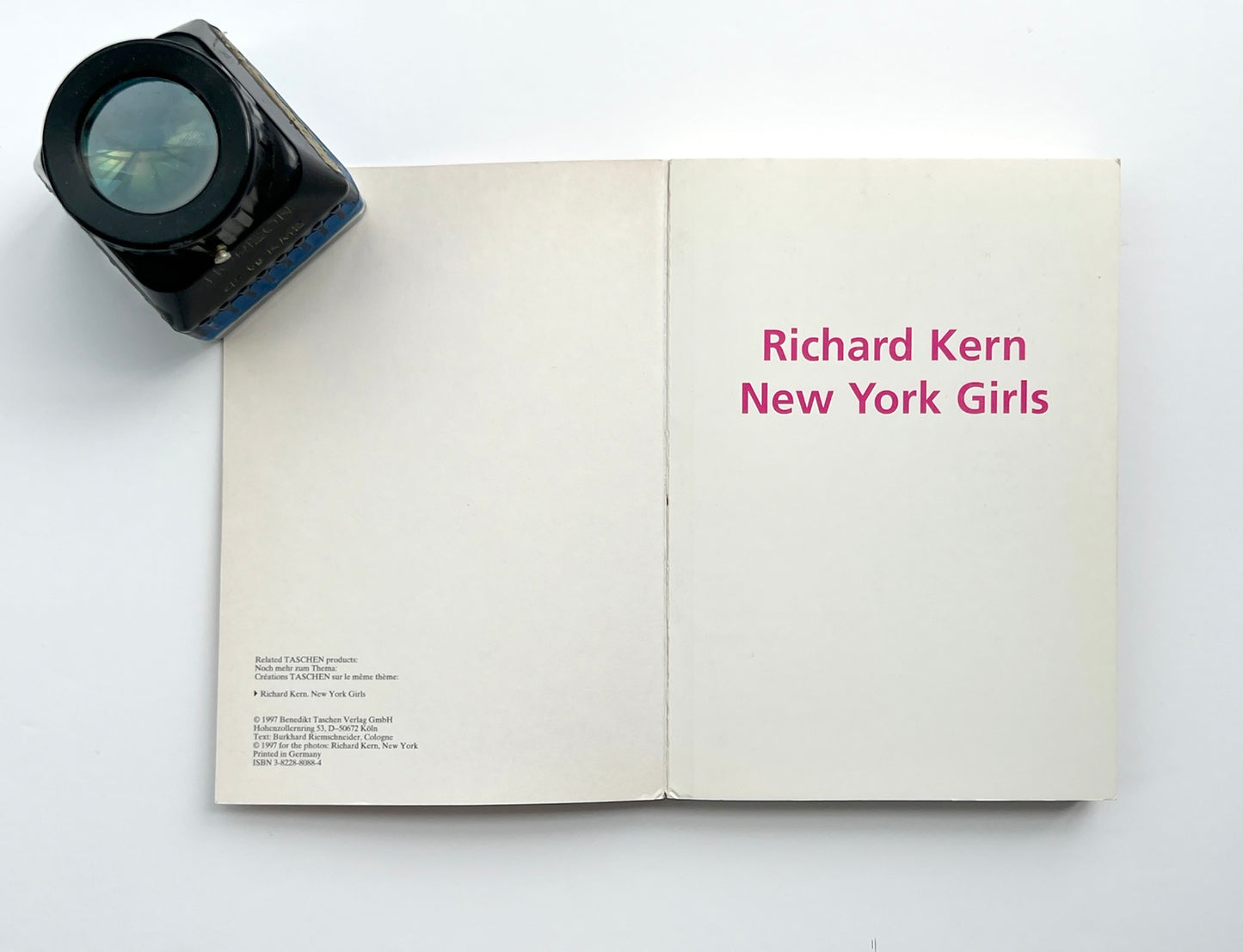 NEW YORK GIRLS RICHARD KERN 30 POSTCARDS